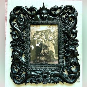 Disney Villains Sculpted Glass Black Frame,Disney parks exclusive-MINT condition